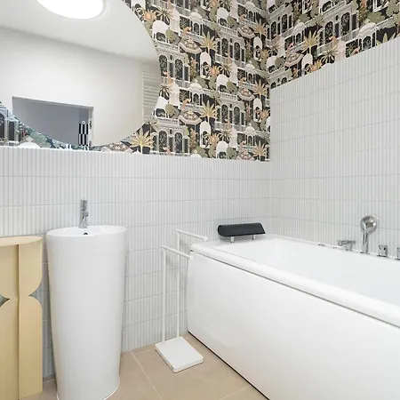 Unique 2-bedroom With Balcony Parking By Renters Prestige Apartment